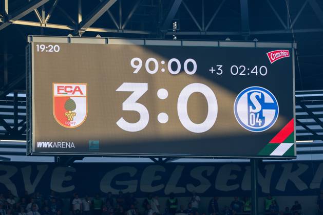 Endstand 3:0 auf der Anzeigetafel, FC Augsburg vs. FC Schalke 04, Fussball, 1. Bundesliga, 1. Spieltag, 30.08.2026 DFB regulations prohibit any use of photographs as image sequences and or quasi-video Augsburg Bayern Deutschland