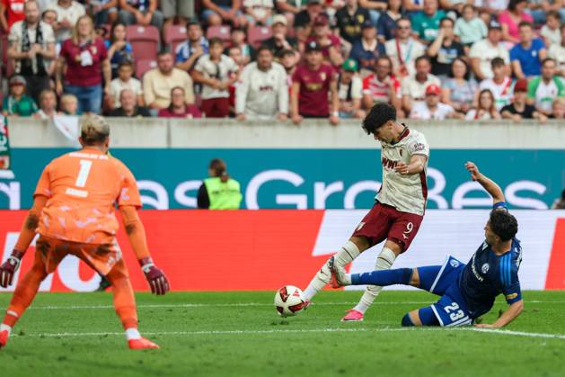Rodrigo Ribeiro 9 (FC Augsburg) trifft das Tor zum 3:0, Soufiane El-Faouzi 23 (FC Schalke 04), Loris Karius 1 (FC Schalke 04) sind Machtlos, FC Augsburg vs. FC Schalke 04, Fussball, 1. Bundesliga, 1. Spieltag, 30.08.2026 DFB regulations prohibit any use of photographs as image sequences and or quasi-video Augsburg Bayern Deutschland