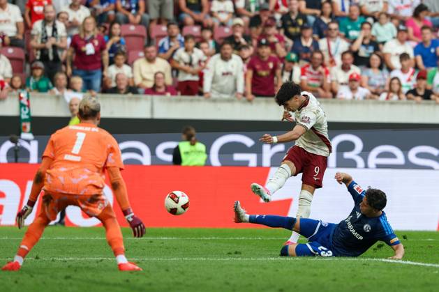 Rodrigo Ribeiro 9 (FC Augsburg) trifft das Tor zum 3:0, Soufiane El-Faouzi 23 (FC Schalke 04), Loris Karius 1 (FC Schalke 04) sind Machtlos, FC Augsburg vs. FC Schalke 04, Fussball, 1. Bundesliga, 1. Spieltag, 30.08.2026 DFB regulations prohibit any use of photographs as image sequences and or quasi-video Augsburg Bayern Deutschland