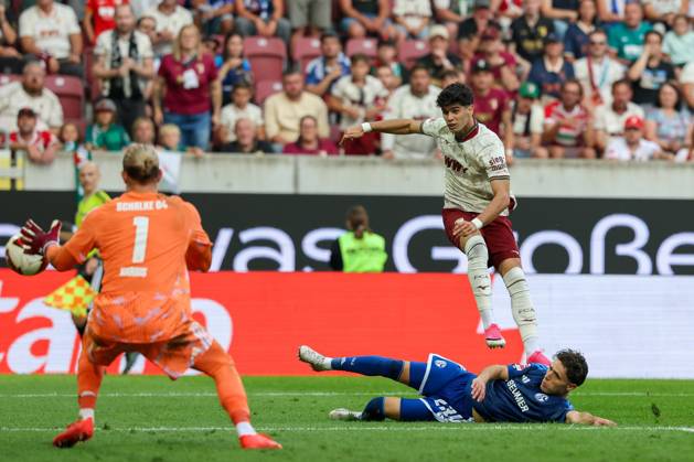 Rodrigo Ribeiro 9 (FC Augsburg) trifft das Tor zum 3:0, Soufiane El-Faouzi 23 (FC Schalke 04), Loris Karius 1 (FC Schalke 04) sind Machtlos, FC Augsburg vs. FC Schalke 04, Fussball, 1. Bundesliga, 1. Spieltag, 30.08.2026 DFB regulations prohibit any use of photographs as image sequences and or quasi-video Augsburg Bayern Deutschland