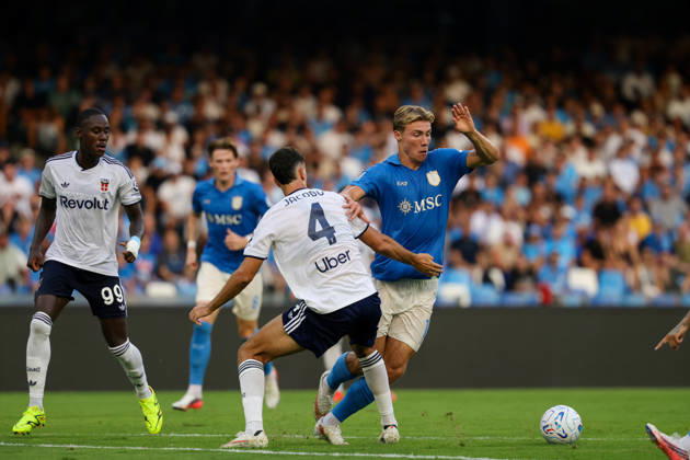 Napoli™s Rasmus Hojlund fights for the ball with Como™s Jacobo Ramon during the Serie A soccer match between Napoli and Como at the Diego Armando Maradona Stadium in Naples, southern italy - Sunday , August 30, 2026. - Soccer . Copyright: xAlessandroxGarofalo LaPressex