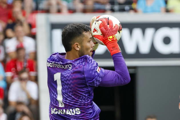 Mio Backhaus (SC Freiburg, 01) am Ball , Deutschland, Fussball, 1. Bundesliga, 1.Spieltag, 2026 2027, SC Freiburg vs. SV Werder Bremen, 30.08.2026, Freiburg im Breisgau Europa-Park Stadion Deutschland Copyright: xGrantxHubbsx