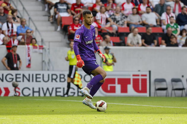 Mio Backhaus (SC Freiburg, 01) am Ball , Deutschland, Fussball, 1. Bundesliga, 1.Spieltag, 2026 2027, SC Freiburg vs. SV Werder Bremen, 30.08.2026, Freiburg im Breisgau Europa-Park Stadion Deutschland Copyright: xGrantxHubbsx