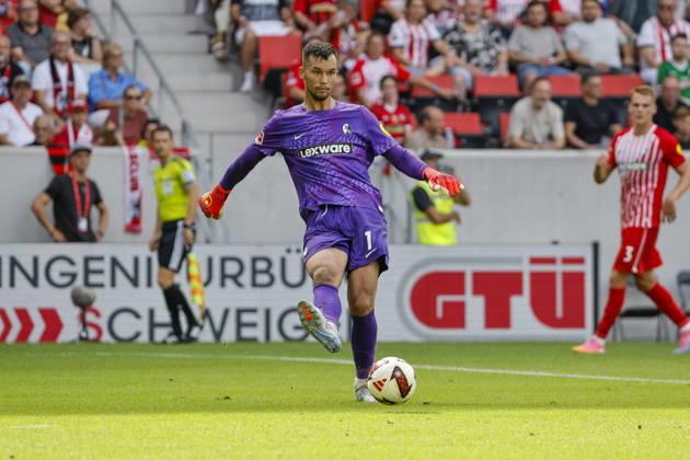 Mio Backhaus (SC Freiburg, 01) am Ball , Deutschland, Fussball, 1. Bundesliga, 1.Spieltag, 2026 2027, SC Freiburg vs. SV Werder Bremen, 30.08.2026, Freiburg im Breisgau Europa-Park Stadion Deutschland Copyright: xGrantxHubbsx