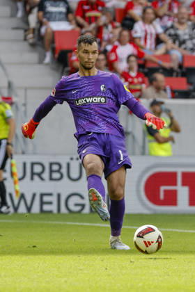 Mio Backhaus (SC Freiburg, 01) am Ball , Deutschland, Fussball, 1. Bundesliga, 1.Spieltag, 2026 2027, SC Freiburg vs. SV Werder Bremen, 30.08.2026, Freiburg im Breisgau Europa-Park Stadion Deutschland Copyright: xGrantxHubbsx