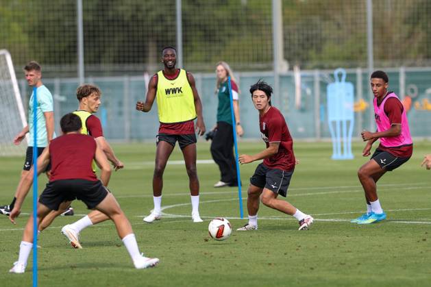 im Zweikampf, Aktion, mit Young-woo Seol 7 (FC Augsburg), Training FC Augsburg, Fussball, 1. Bundesliga, Saison 2026 27, 02.09.2026 Augsburg Bayern Deutschland