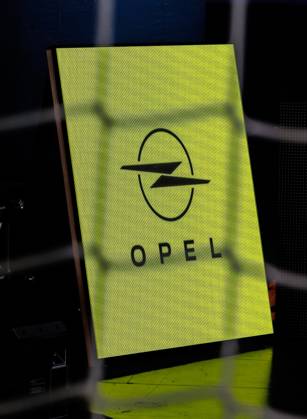 02.09.2026 - Handball - 1. Bundesliga OPEL HBL - Saison 2026 2027 - 02. Spieltag: HC Erlangen Metropolregion Nürnberg HCE - TSV Hannover-Burgdorf ( Die Recken ) - DaMa - xdaxmax - LED-Werbung Werbung Opel - Unschärfe Tornetz