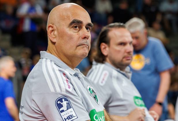 02.09.2026 - Handball - 1. Bundesliga OPEL HBL - Saison 2026 2027 - 02. Spieltag: HC Erlangen Metropolregion Nürnberg HCE - TSV Hannover-Burgdorf ( Die Recken ) - DaMa - xdaxmax - Juan Carlos Pastor Gomez (Trainer TSV Hannover-Burgdorf ) Nikolas Katsigiannis (Torwart-Trainer TSV Hannover-Burgdorf ) nachdenklich