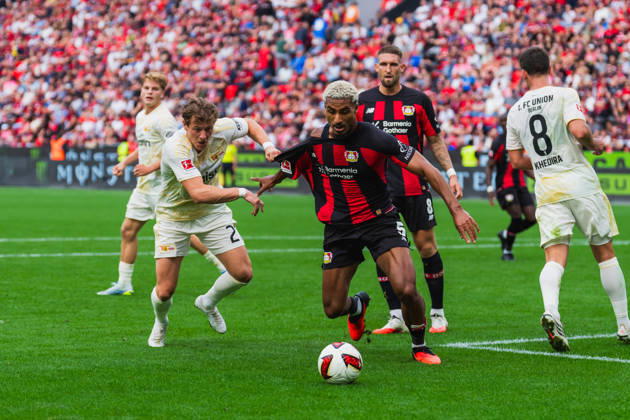 Tim Skarke (1.FC Union Berlin, 21) im Zweikampf mit Loic Bade (Bayer 04 Leverkusen, 05) um den Ball im Strafraum, ziehen am Trikot, Robert Andrich (Bayer 04 Leverkusen, 08) schaut zu Bayer 04 Leverkusen vs. 1.FC Union Berlin, Fussball, 1.Bundesliga, 2.Spieltag, Saison 2026 27, 05.09.2026, DFL REGULATIONS PROHIBIT ANY USE OF PHOTOGRAPHS AS IMAGE SEQUENCES AND OR QUASI-VIDEO, Bayer 04 Leverkusen vs. 1.FC Union Berlin, Fussball, 1.Bundesliga, 2.Spieltag, Saison 2026 27, 05.09.2026 Leverkusen Copyright: xEibner-Pressefoto LukasxBaldygax EP_LBA