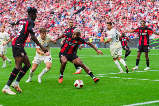 Tim Skarke (1.FC Union Berlin, 21) im Zweikampf mit Loic Bade (Bayer 04 Leverkusen, 05) um den Ball im Strafraum, ziehen am Trikot, Robert Andrich (Bayer 04 Leverkusen, 08) schaut zu, Rani Khedira (1.FC Union Berlin, 08) und Jarell Quansah (Bayer 04 Leverkusen, 04) im Bild Bayer 04 Leverkusen vs. 1.FC Union Berlin, Fussball, 1.Bundesliga, 2.Spieltag, Saison 2026 27, 05.09.2026, DFL REGULATIONS PROHIBIT ANY USE OF PHOTOGRAPHS AS IMAGE SEQUENCES AND OR QUASI-VIDEO, Bayer 04 Leverkusen vs. 1.FC Union Berlin, Fussball, 1.Bundesliga, 2.Spieltag, Saison 2026 27, 05.09.2026 Leverkusen Copyright: xEibner-Pressefoto LukasxBaldygax EP_LBA