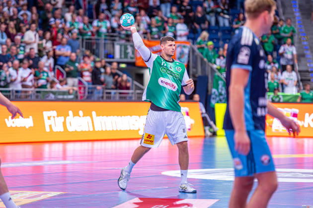 Sebastian Heymann (TSV Hannover-Burgdorf, Nr. 11) (v.l.), TSV Hannover-Burgdorf (grün) gegen HC Hamburg (blau) am 3. Spieltag der Saison 2026 2027 in der Opel Handball-Bundesliga (05.09.2026, ZAG Arena (Hannover, GER), Copyright: xJanxGuentherx xTSVxHannover-Burgdorfx