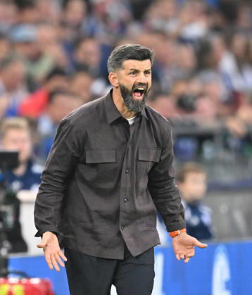 Trainer Miron Muslic (FC Schalke 04) Gestik, Geste. Fussball 1. Bundesliga, 2.Spieltag, FC Schalke 04 - FC Bayern München 0:0, am 05.09.2026 in Gelsenkirchen Deutschland. DFL regulations prohibit any use of photographs as image sequences and or quasi-video Â