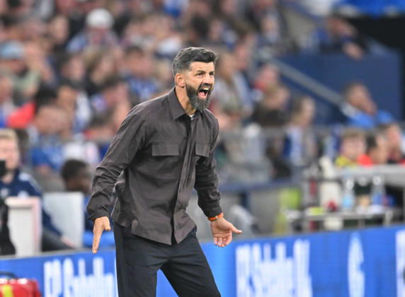 Trainer Miron Muslic (FC Schalke 04) Gestik, Geste. Fussball 1. Bundesliga, 2.Spieltag, FC Schalke 04 - FC Bayern München 0:0, am 05.09.2026 in Gelsenkirchen Deutschland. DFL regulations prohibit any use of photographs as image sequences and or quasi-video Â