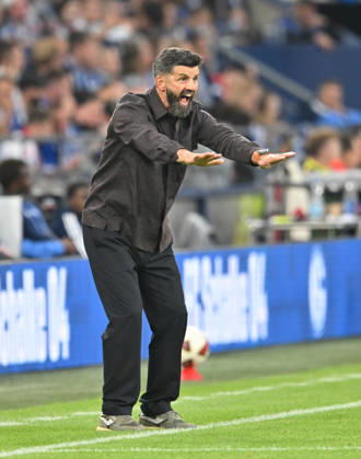 Trainer Miron Muslic (FC Schalke 04) Gestik, Geste. Fussball 1. Bundesliga, 2.Spieltag, FC Schalke 04 - FC Bayern München 0:0, am 05.09.2026 in Gelsenkirchen Deutschland. DFL regulations prohibit any use of photographs as image sequences and or quasi-video Â