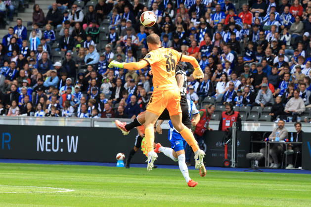06.09.2026, DEU GER, Fussball , 2.Fussballbundesliga , Spieltag, Saison 2026 2027, Berliner Olympiastadion, Hertha BSC vs. 1.FC Magdeburger Marius Gersbeck ( Hertha BSC Berlin 35 ), Baris Atik ( 1.FC Magdeburg 23 ) 2. Liga: DFB DFL regulations prohibit any use of photographs as image sequences and or quasi-video) Berlin Berliner Olympiastadion Berlin Deutschland Copyright: xNordphotox xEnglerx