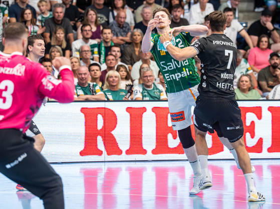 Erik Persson (Frisch Auf Goeppingen, 22) im Zweikampf mit Julian Koester (THW Kiel, 07), Frisch Auf Goeppingen vs. THW Kiel, Handball, 1. Bundesliga, Herren, Spielzeit 2026 2027, 06.09.2026, Frisch Auf Goeppingen vs. THW Kiel, Handball, 1. Bundesliga, Herren, Spielzeit 2026 2027, 06.09.2026 Goeppingen Copyright: xEibner-Pressefoto MichaelxSchmidx EP_MST