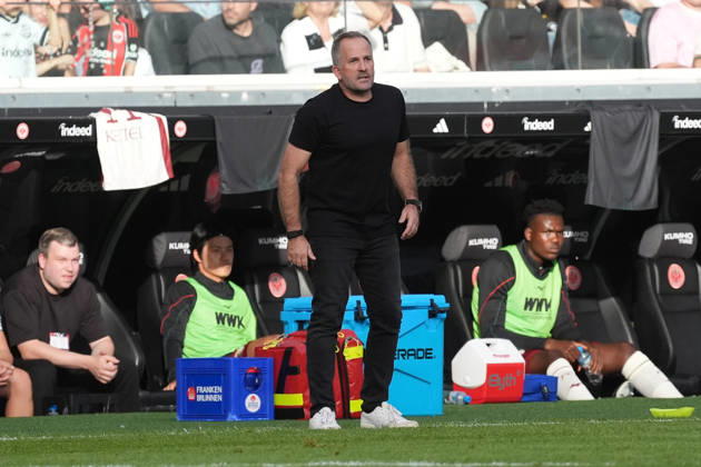 Trainer Manuel Baum (FC Augsburg) gestikuliert - 06.09.2026 Bundesliga, Saison 26 27: Eintracht Frankfurt vs. FC Augsburg, Deutsche Bank Park, 2. Spieltag