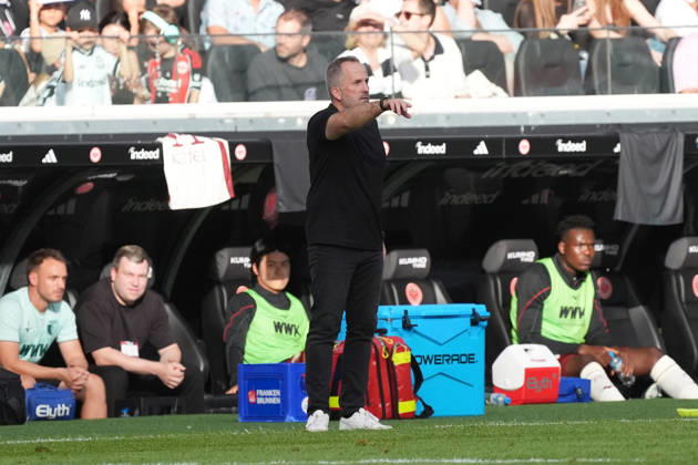 Trainer Manuel Baum (FC Augsburg) gestikuliert - 06.09.2026 Bundesliga, Saison 26 27: Eintracht Frankfurt vs. FC Augsburg, Deutsche Bank Park, 2. Spieltag