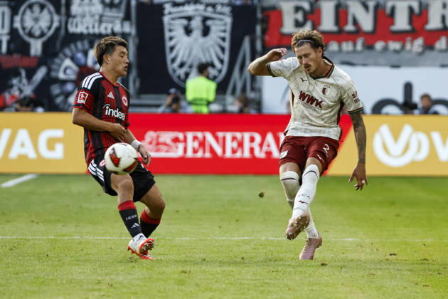 Ritsu Doan (Eintracht Frankfurt, 20) und Calvin Brackelmann (FC Augsburg, 02) im Kampf um den Ball , Deutschland, Fussball, 1. Bundesliga, 2.Spieltag, 2026 2027, Eintracht Frankfurt vs. FC Augsburg, 06.09.2026, Frankfurt am Main Deutsche-Bank-Park Deutschland Copyright: xGrantxHubbsx