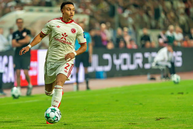 Steven van der Sloot (Fortuna Düsseldorf, 02) an der Aussenlinie sucht einen Mitspieler Fortuna Köln vs. Fortuna Düsseldorf, Fussball, 3.Liga, 04.Spieltag, Saison 2026 27, 06.09.2026, DFL REGULATIONS PROHIBIT ANY USE OF PHOTOGRAPHS AS IMAGE SEQUENCES AND OR QUASI-VIDEO, Fortuna Köln vs. Fortuna Düsseldorf, Fussball, 3.Liga, 04.Spieltag, Saison 2026 27, 06.09.2026 Köln Copyright: xEibner-Pressefoto LukasxBaldygax EP_LBA