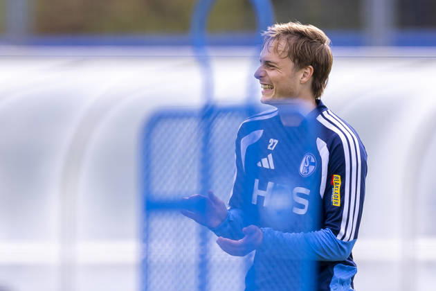 08.09.2026, Fussball, Training des FC Schalke 04. Finn Porath (FC Schalke 04) klatscht Beifall und lacht. Gelsenkirchen Trainingsgelände FC Schalke 04 NRW Deutschland xRHR-FOTO YYx Copyright: RHR-FOTOx RHR-FOTO YY