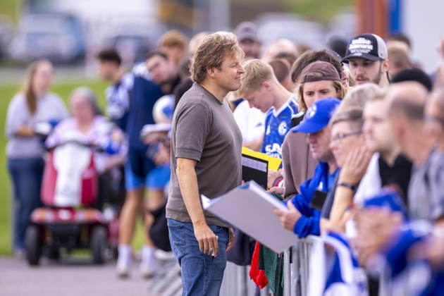 08.09.2026, Fussball, Training des FC Schalke 04. Direktor Profifussball Youri Mulder (FC Schalke 04) macht Fotos mit den Fans und verteilt Autogramme. Gelsenkirchen Trainingsgelände FC Schalke 04 NRW Deutschland xRHR-FOTO YYx Copyright: RHR-FOTOx RHR-FOTO YY