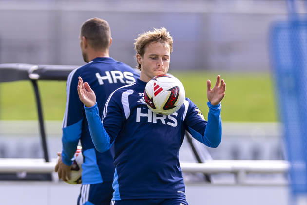 08.09.2026, Fussball, Training des FC Schalke 04. Finn Porath (FC Schalke 04) nimmt den Ball an. Gelsenkirchen Trainingsgelände FC Schalke 04 NRW Deutschland xRHR-FOTO YYx Copyright: RHR-FOTOx RHR-FOTO YY