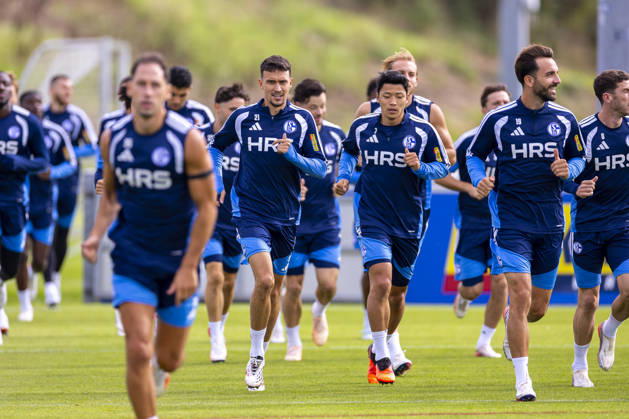 08.09.2026, Fussball, Training des FC Schalke 04. v. l. Dejan Ljubicic (FC Schalke 04), Hee-chan Hwang (FC Schalke 04). Gelsenkirchen Trainingsgelände FC Schalke 04 NRW Deutschland xRHR-FOTO YYx Copyright: RHR-FOTOx RHR-FOTO YY