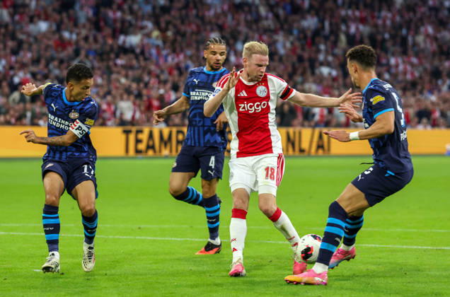 AMSTERDAM - AFC Ajax Amsterdam midfielder Davy Klaassen with PSV Eindhoven forward Ivan Perisic and PSV Eindhoven defender Mauro Junior during the Vriendenloterij Eredivisie match between Ajax and PSV at Johan Cruijff ArenA on 5 September 2026 in Amsterdam, Netherlands. PETER LOUS EYE4IMAGES DeFodi Images -