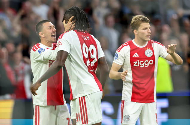 AMSTERDAM - AFC Ajax Amsterdam forward Tolu Arokodare celebrates the goal with AFC Ajax Amsterdam forward Steven Berghuis during the Vriendenloterij Eredivisie match between Ajax and PSV in Johan Cruijff ArenA on 5 September 2026 in Amsterdam, Nederland. PETER LOUS EYE4IMAGES DeFodi Images -