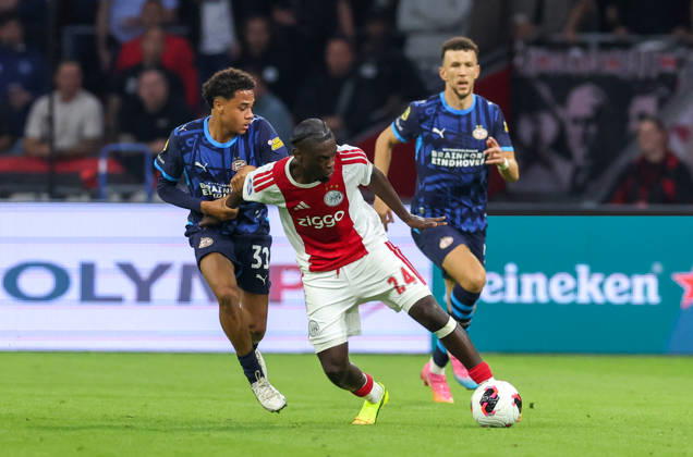 AMSTERDAM - AFC Ajax Amsterdam midfielder Jorthy Mokio with PSV Eindhoven midfielder Noah Fernandez during the Vriendenloterij Eredivisie match between Ajax and PSV at Johan Cruijff ArenA on 5 September 2026 in Amsterdam, Nederland. PETER LOUS EYE4IMAGES DeFodi Images -