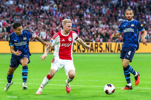 AMSTERDAM - AFC Ajax Amsterdam midfielder Davy Klaassen with PSV Eindhoven defender Mauro Junior and PSV Eindhoven defender Armando Obispo during the Vriendenloterij Eredivisie match between Ajax and PSV in Johan Cruijff ArenA on 5 September 2026 in Amsterdam, Nederland. PETER LOUS EYE4IMAGES DeFodi Images -