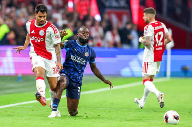 AMSTERDAM - AFC Ajax Amsterdam forward Marcos Leonardo with PSV Eindhoven defender Lutsharel Geertruida during the Vriendenloterij Eredivisie match between Ajax and PSV in Johan Cruijff ArenA on 5 September 2026 in Amsterdam, Nederland. PETER LOUS EYE4IMAGES DeFodi Images -