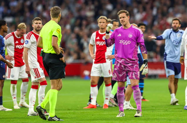 AMSTERDAM - AFC Ajax Amsterdam goalkeeper Marc Ter Stegen speaks with referee Sander van Eijk during the Vriendenloterij Eredivisie match between Ajax and PSV at Johan Cruijff ArenA on 5 September 2026 in Amsterdam, Nederland. PETER LOUS EYE4IMAGES DeFodi Images -