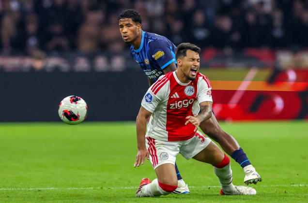 AMSTERDAM - AFC Ajax Amsterdam forward Marcos Leonardo with PSV Eindhoven defender Ryan Flamingo during the Vriendenloterij Eredivisie match between Ajax and PSV at Johan Cruijff ArenA on 5 September 2026 in Amsterdam, Nederland. PETER LOUS EYE4IMAGES DeFodi Images -