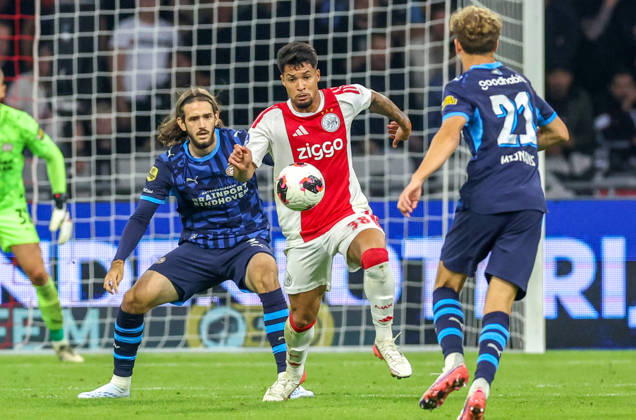 AMSTERDAM - AFC Ajax Amsterdam forward Marcos Leonardo with PSV Eindhoven defender Yarek Gasiorowski during the Vriendenloterij Eredivisie match between Ajax and PSV at Johan Cruijff ArenA on 5 september 2026 in Amsterdam, Nederland. PETER LOUS EYE4IMAGES DeFodi Images -