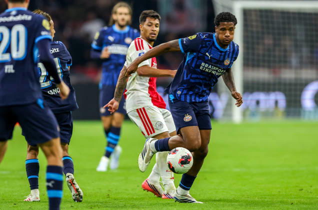 AMSTERDAM - AFC Ajax Amsterdam forward Marcos Leonardo with PSV Eindhoven defender Ryan Flamingo during the Vriendenloterij Eredivisie match between Ajax and PSV at Johan Cruijff ArenA on 5 September 2026 in Amsterdam, Netherlands. PETER LOUS EYE4IMAGES DeFodi Images -