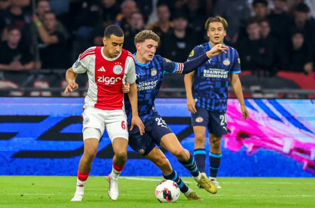 AMSTERDAM - AFC Ajax Amsterdam midfielder Abdellah Ouazane with PSV Eindhoven midfielder Guus Til during the Vriendenloterij Eredivisie match between Ajax and PSV at Johan Cruijff ArenA on 5 September 2026 in Amsterdam, Nederland. PETER LOUS EYE4IMAGES DeFodi Images -