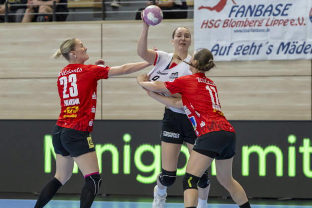 Alsco Handball Bundesliga Frauen, Saison 2026 2027 SV Union Halle-Neustadt vs.HSG Blomberg-Lippe Halle, Deutschland 09.September 2026: Im Bild:v. li. im Zweikampf Marie Polakova (Halle), Nieke Kühne Kuehne (Blomberg) und Emma Hertha (Halle) Halle Saale SWH Arena Sachsen-Anhalt Deutschland