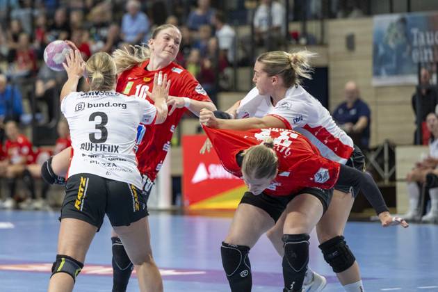 Alsco Handball Bundesliga Frauen, Saison 2026 2027 SV Union Halle-Neustadt vs.HSG Blomberg-Lippe Halle, Deutschland 09.September 2026: Im Bild:v.li.Laura Rüffieux (Blomberg), Viktoria Marksteiner (Halle), Maxi Mühlner Muehlner (Blomberg) und Nele Wenzel (Halle) Halle Saale SWH Arena Sachsen-Anhalt Deutschland
