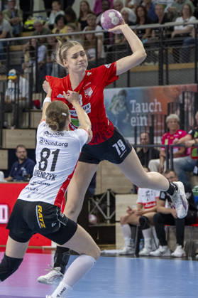 Alsco Handball Bundesliga Frauen, Saison 2026 2027 SV Union Halle-Neustadt vs.HSG Blomberg-Lippe Halle, Deutschland 09.September 2026: Im Bild:v. li. im Zweikampf Karolina Jurenczyk (Blomberg) und Paulina Stapurewicz (Halle) Halle Saale SWH Arena Sachsen-Anhalt Deutschland