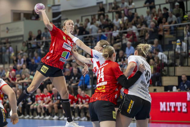 Alsco Handball Bundesliga Frauen, Saison 2026 2027 SV Union Halle-Neustadt vs.HSG Blomberg-Lippe Halle, Deutschland 09.September 2026: Im Bild:v.li.Lea Gruber (Halle), Karolina Jurenczyk (Blomberg), Tina Wagenlader (Halle) und Maxi Mühlner Muehlner (Blomberg) Halle Saale SWH Arena Sachsen-Anhalt Deutschland