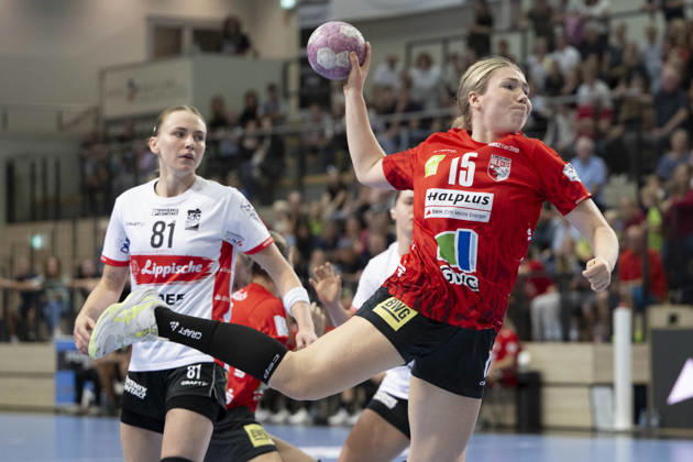 Alsco Handball Bundesliga Frauen, Saison 2026 2027 SV Union Halle-Neustadt vs.HSG Blomberg-Lippe Halle, Deutschland 09.September 2026: Im Bild:v.li.Karolina Jurenczyk (Blomberg) und Fabienne Büch Buech (Halle) Halle Saale SWH Arena Sachsen-Anhalt Deutschland