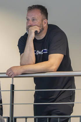Alsco Handball Bundesliga Frauen, Saison 2026 2027 SV Union Halle-Neustadt vs.HSG Blomberg-Lippe Halle, Deutschland 09.September 2026: Im Bild:Sportdirektor Jan Henning Himborn (Blomberg) nachdenklich, grübelnd, gruebelnd, Halle Saale SWH Arena Sachsen-Anhalt Deutschland