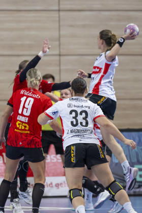 Alsco Handball Bundesliga Frauen, Saison 2026 2027 SV Union Halle-Neustadt vs.HSG Blomberg-Lippe Halle, Deutschland 09.September 2026: Im Bild:v.li.Lea Gruber (Halle), Elin Magnusdottir (Blomberg) und Isabelle Axmann (Blomberg) Halle Saale SWH Arena Sachsen-Anhalt Deutschland