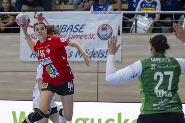 Alsco Handball Bundesliga Frauen, Saison 2026 2027 SV Union Halle-Neustadt vs.HSG Blomberg-Lippe Halle, Deutschland 09.September 2026: Im Bild:v.li.Lois van Vliet (Halle) und Torhueterin Lara Lepschi (Blomberg) Halle Saale SWH Arena Sachsen-Anhalt Deutschland