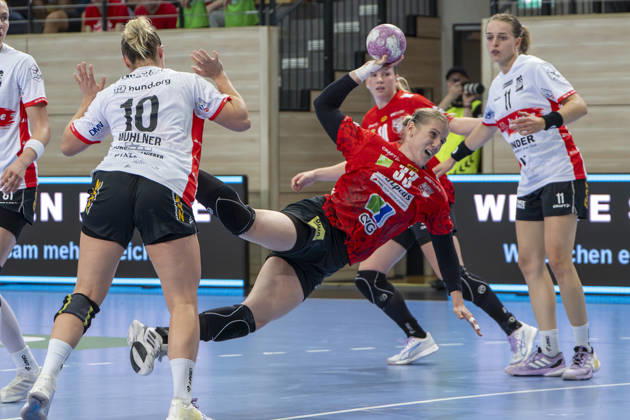 Alsco Handball Bundesliga Frauen, Saison 2026 2027 SV Union Halle-Neustadt vs.HSG Blomberg-Lippe Halle, Deutschland 09.September 2026: Im Bild:v.li.Maxi Mühlner Muehlner (Blomberg), Nele Wenzel (Halle) und Isabelle Axmann (Blomberg) Halle Saale SWH Arena Sachsen-Anhalt Deutschland