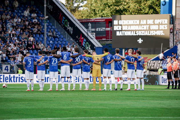 Deutschland: Fussball Saison 2026 2027 , 2. Bundesliga , 5. Spieltag , SV Darmstadt 98 vs. Arminia Bielefeld - Merck-Stadion am Böllenfalltor (Darmstadt) : Darmstädter Mannschaft bei Gedenkminute Darmstadt Merck-Stadion am Böllenfalltor Deutschland Germany Copyright: xBennetxLongx