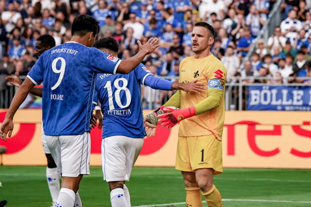 Deutschland: Fussball Saison 2026 2027 , 2. Bundesliga , 5. Spieltag , SV Darmstadt 98 vs. Arminia Bielefeld - Merck-Stadion am Böllenfalltor (Darmstadt) : Marcel Schuhen (SV Darmstadt 98, 1) Mimik, Gesichtsausdruck, Emotion, Ho-Jae Lee (SV Darmstadt 98, 9) Geste, Gestik, Emotion Darmstadt Merck-Stadion am Böllenfalltor Deutschland Germany Copyright: xBennetxLongx