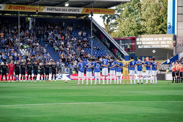 Deutschland: Fussball Saison 2026 2027 , 2. Bundesliga , 5. Spieltag , SV Darmstadt 98 vs. Arminia Bielefeld - Merck-Stadion am Böllenfalltor (Darmstadt) : Mannschaften bei Gedenkminute Darmstadt Merck-Stadion am Böllenfalltor Deutschland Germany Copyright: xBennetxLongx